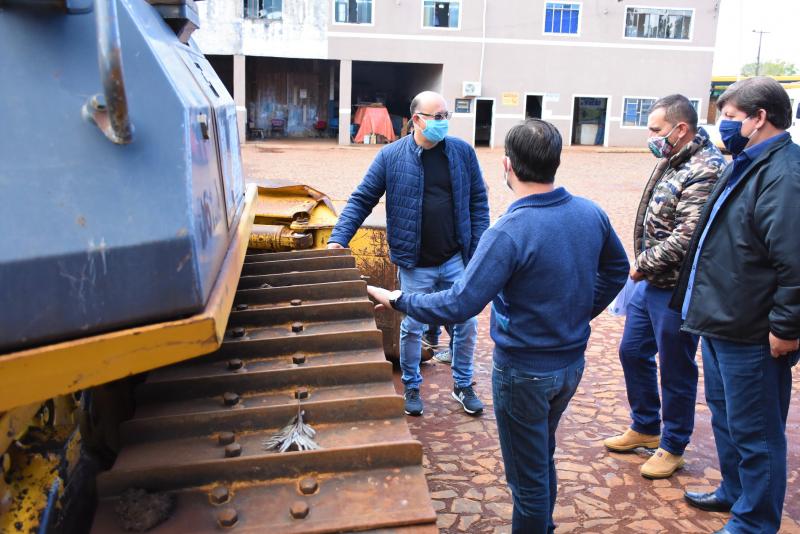 Comissões Permanentes vistoriam lote de veículos inservíveis do município